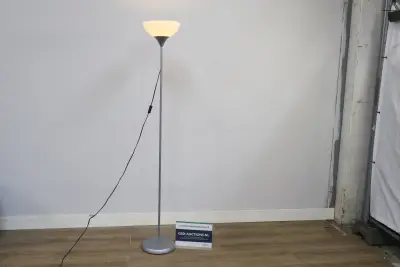 Staande vloerlamp met witte kap – kavel bij GSD Auctions, Zoeterwoude