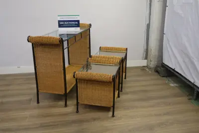 Set van drie rieten bijzettafels met glazen bladen – kavel bij GSD Auctions, Zoeterwoude