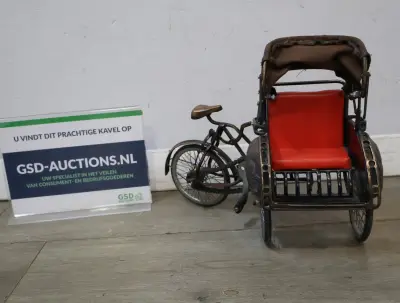 Miniatuur driewielige riksja met rood zitje – kavel bij GSD Auctions, Zoeterwoude