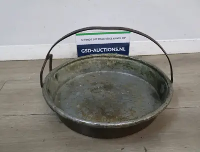 Metalen ronde bak met handvat – kavel bij GSD Auctions, Zoeterwoude