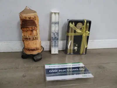 Set kaarsen met Hollandse decoratie en een kaars in vorm van huis – kavel bij GSD Auctions, Zoeterwoude