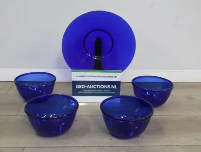 Set van 4 Blauw Glazen Schalen en 1 bord – kavel bij GSD Auctions, Zoeterwoude