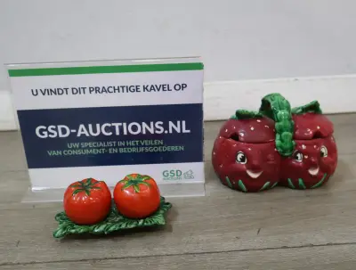 Keramisch zout-en peperstel in tomaatmotief, jampot met deksel, aardbei-stijl – kavel bij GSD Auctions, Zoeterwoude