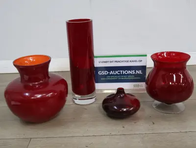 Set van vier rode glazen vazen – kavel bij GSD Auctions, Zoeterwoude
