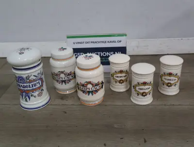 Set van 6 keramische kruidenpotten met decoratieve opdruk – kavel bij GSD Auctions, Zoeterwoude