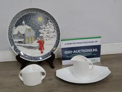 Winterse decoratieve schaal met porseleinen suikerpot en melkkan – kavel bij GSD Auctions, Zoeterwoude