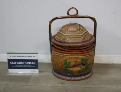 Rieten vissersmand met visdecoratie – kavel bij GSD Auctions, Zoeterwoude