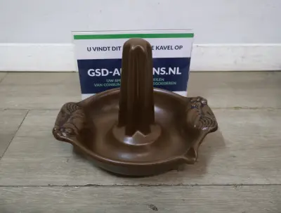 Bruine keramische kippenzit voor in oven of bbq – kavel bij GSD Auctions, Zoeterwoude