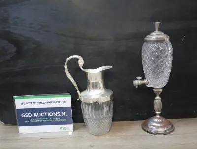 Kristallen behuizing met verzilverde kan en dispenser – kavel bij GSD Auctions, Zoeterwoude