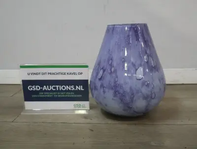 Blauwe glazen vaas met patroon – kavel bij GSD Auctions, Zoeterwoude