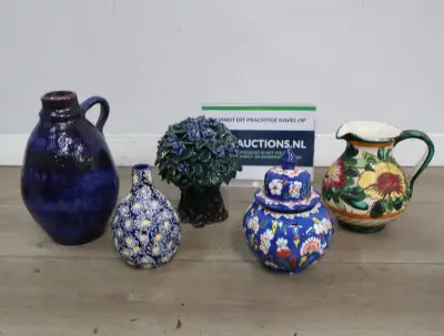 Set van vijf keramische vazen en kruikjes – kavel bij GSD Auctions, Zoeterwoude