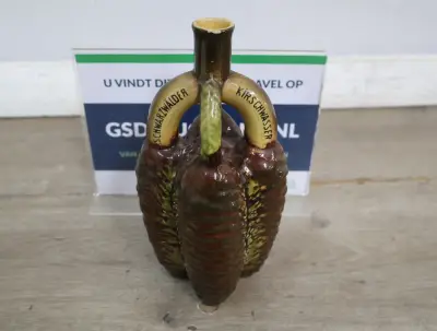 Ceramische Schwarzwälder Kirschwasser fles in dennenappelvorm – kavel bij GSD Auctions, Zoeterwoude