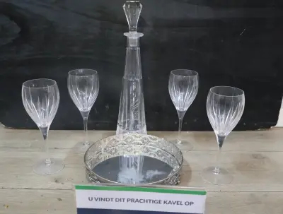 Kristallen karaf met vier wijnglazen en zilverkleurig dienblad – kavel bij GSD Auctions, Zoeterwoude