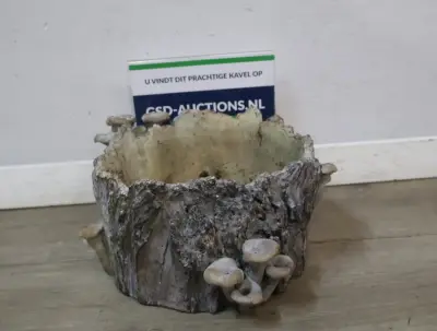 Decoratieve plantenbak boomstronk met paddenstoelen – kavel bij GSD Auctions, Zoeterwoude