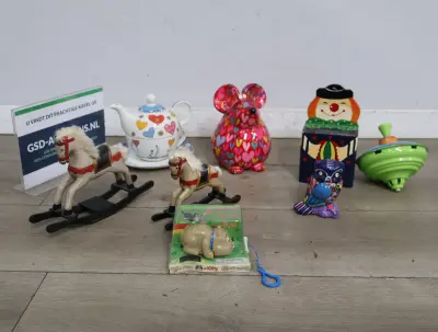 Hobbelpaardjes, theepot en blikken speelgoed – kavel bij GSD Auctions, Zoeterwoude