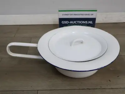 Witte geëmailleerde urinaal met deksel – kavel bij GSD Auctions, Zoeterwoude