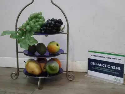 Drie-etalage fruit schaal op metalen standaard – kavel bij GSD Auctions, Zoeterwoude