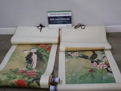Set van twee traditionele Aziatische decoratieve wandrollen met vogelmotief – kavel bij GSD Auctions, Zoeterwoude