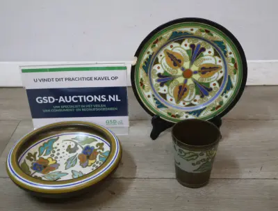 Set decoratief aardewerk met bord en beker – kavel bij GSD Auctions, Zoeterwoude