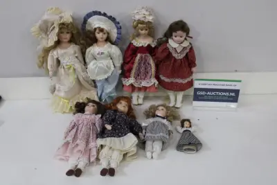 Set van acht vintage porseleinen poppen met kleding – kavel bij GSD Auctions, Zoeterwoude