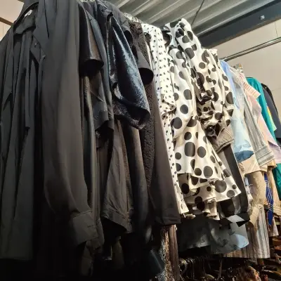 Ca. 85x Blouses en overhemden – kavel bij Onlineveilingmeester, Drachten
