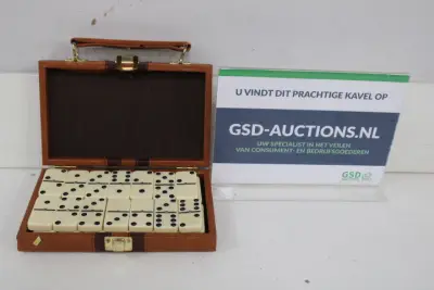 Domino set in bruine koffer – kavel bij GSD Auctions, Zoeterwoude