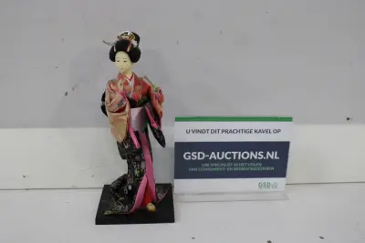 Japanse traditionele geisha pop – kavel bij GSD Auctions, Zoeterwoude