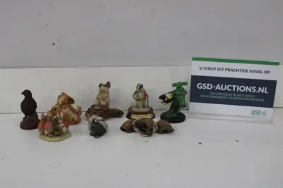 Collectie kleine beeldjes van dieren en figuren – kavel bij GSD Auctions, Zoeterwoude