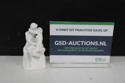 Wit keramisch beeldje van zittend paar – kavel bij GSD Auctions, Zoeterwoude