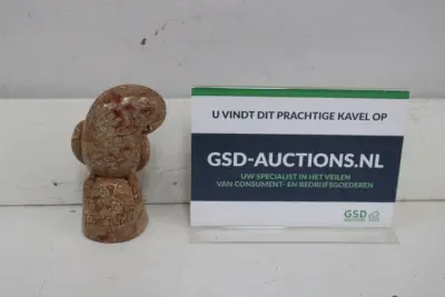 Beeldhouwwerk uil van steen met inscriptie – kavel bij GSD Auctions, Zoeterwoude