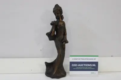 Bronzen beeld van vrouw in lange jurk – kavel bij GSD Auctions, Zoeterwoude