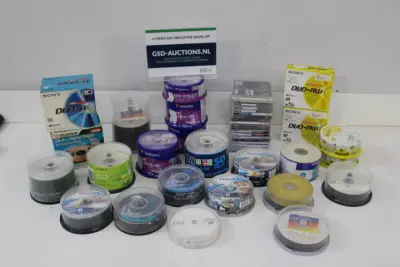 Diverse lege CD-R, DVD-R en DVD+RW schijven in stapels en verpakkingen – kavel bij GSD Auctions, Zoeterwoude