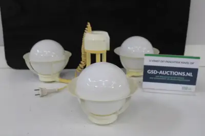 Hanglamp met 3 glazen bollen – kavel bij GSD Auctions, Zoeterwoude