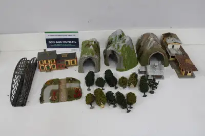 Modelbouw treinstation, brug, bergen en bomen – kavel bij GSD Auctions, Zoeterwoude