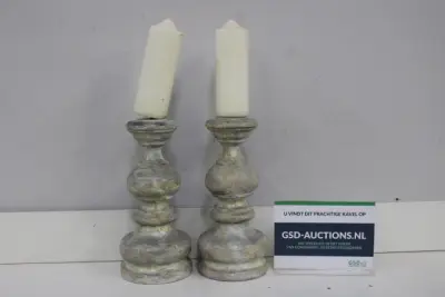 Set van 2 houten kandelaren met witte kaarsen – kavel bij GSD Auctions, Zoeterwoude