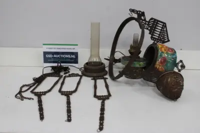 Antieke petroleumlampen en metalen wandhouder – kavel bij GSD Auctions, Zoeterwoude