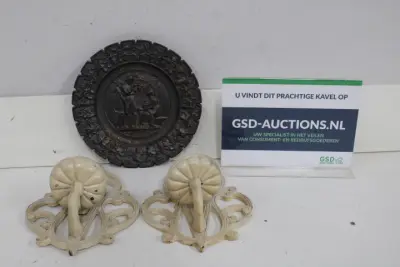 Decoratieve gietijzeren kaarsenhouders en wandplaat – kavel bij GSD Auctions, Zoeterwoude