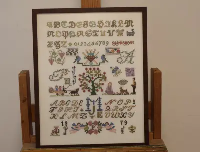 Geborduurd alfabet en motieven – kavel bij GSD Auctions, Zoeterwoude