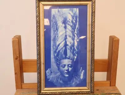 Blauw kunstwerk in houten lijst met vrouwenportret – kavel bij GSD Auctions, Zoeterwoude