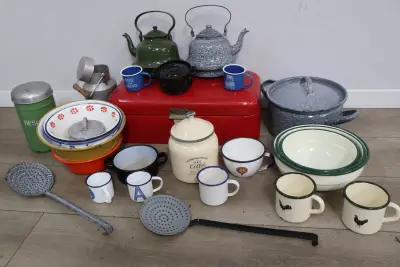 Set geëmailleerd keukengerei en servies – kavel bij GSD Auctions, Zoeterwoude