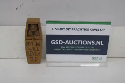 Houten beeld met opschrift "My Love Will Never Die" – kavel bij GSD Auctions, Zoeterwoude