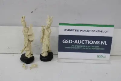 Set van 2 Ivoorkleurige Oosterse beelden – kavel bij GSD Auctions, Zoeterwoude
