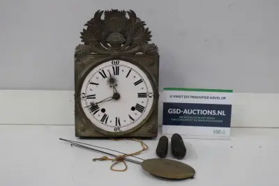 Antieke Comtoise wandklok met slinger en gewichten – kavel bij GSD Auctions, Zoeterwoude