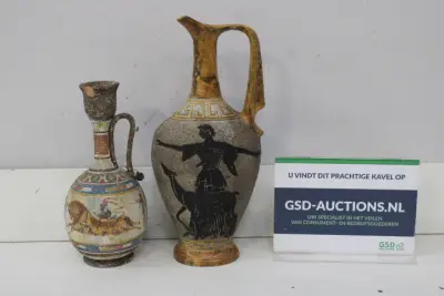 Twee Griekse stijl kruiken met schilderingen – kavel bij GSD Auctions, Zoeterwoude