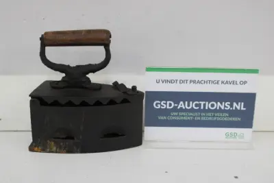Antieke kolenstrijkbout met houten handgreep – kavel bij GSD Auctions, Zoeterwoude