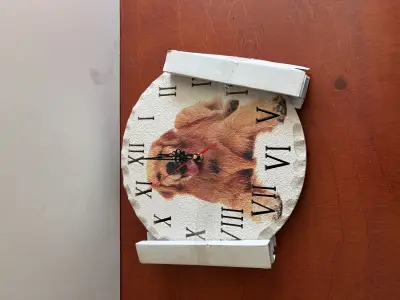 Muur decoratie met plaatje van hond als klok – kavel bij GSD Auctions, Zoeterwoude