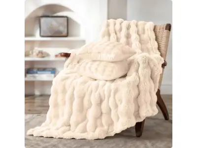 Pom Pom Fur plaid met kussens - crème wit – kavel bij XL Auctions