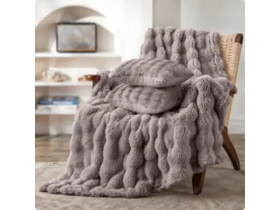 Pom Pom Fur plaid met kussens - taupe – kavel bij XL Auctions