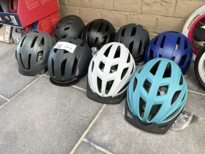 8 diverse fietshelmen – kavel bij VH Auctions