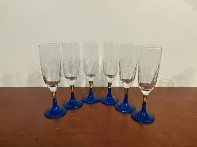 6 Vintage Champagneflutes – Kobaltblauw met Goud – kavel bij GSD Auctions, Zoeterwoude
